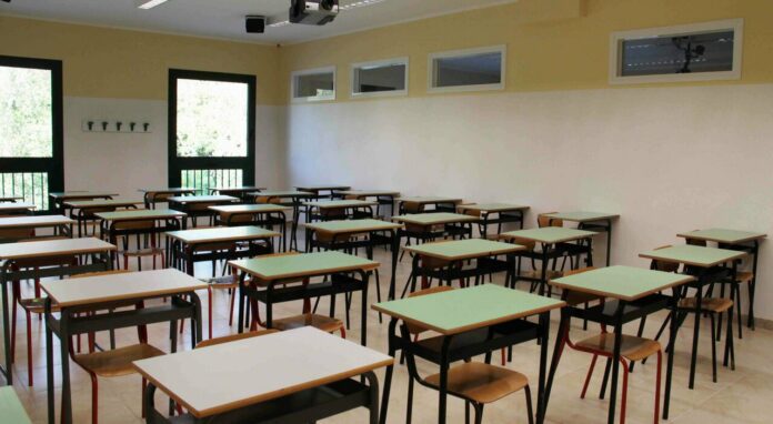 7780048 26173132 scuola classe vuota