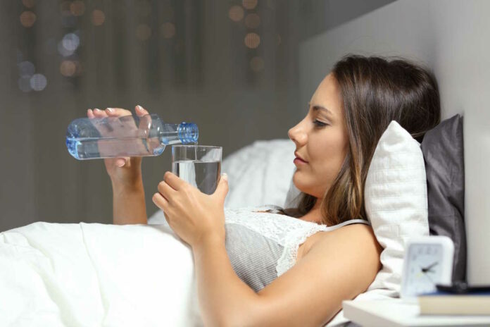 bere acqua a letto