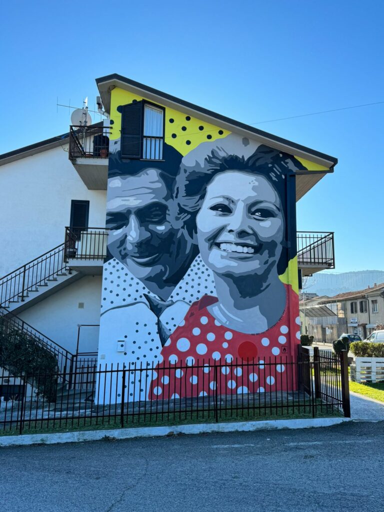 il murale dedicato a sophia loren e marcello mastroianni