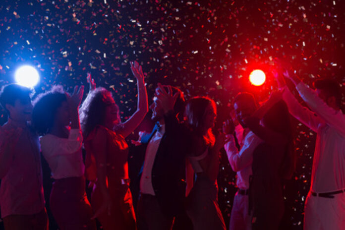 109916897 festa di capodanno folla felice che balla in discoteca copia spazio (1)