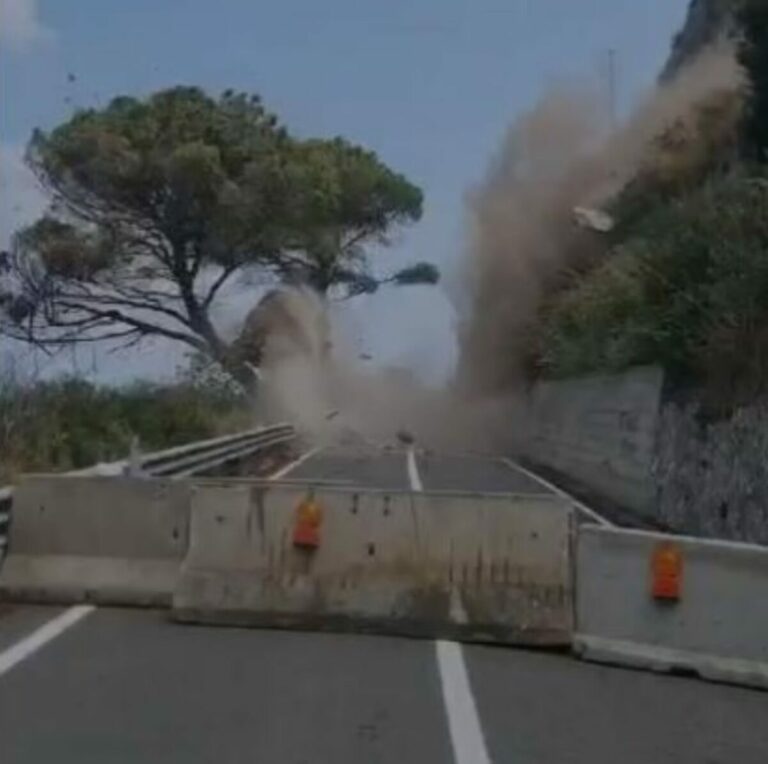 frana sulla statale italiana localita balneare massi spiaggia panico bagnanti video 1 1200x1193