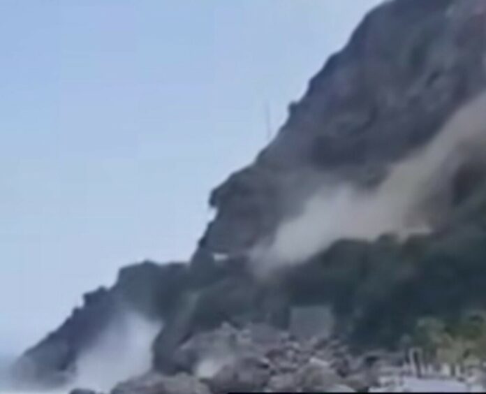 frana sulla statale italiana localita balneare massi spiaggia panico bagnanti video 1200x1196