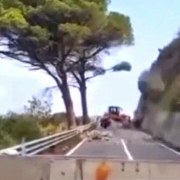 frana sulla statale italiana localita balneare massi spiaggia panico bagnanti video 34 1200x1198