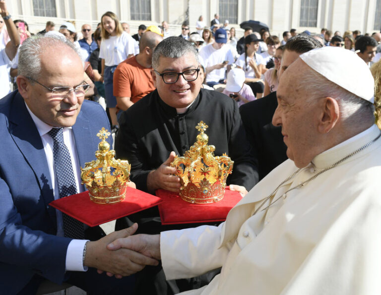 4 benedizione corone papa francesco